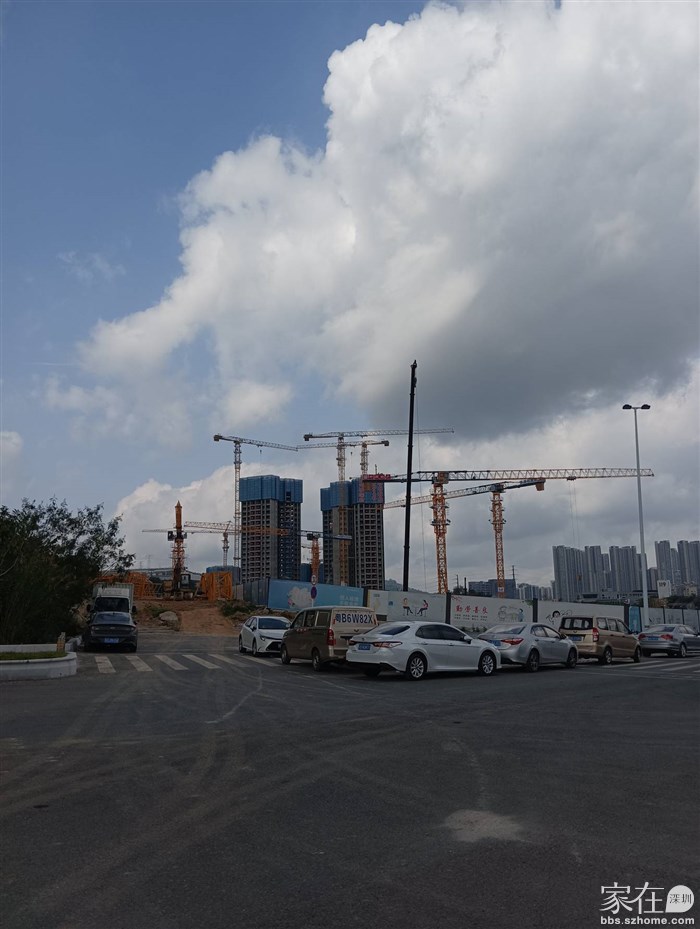 凤兴路上拍的中海观园工地，已经靠近高铁站了。