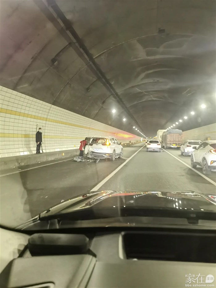 两车追尾，前车被撞的滑行了好远，导致隧道内严重堵车