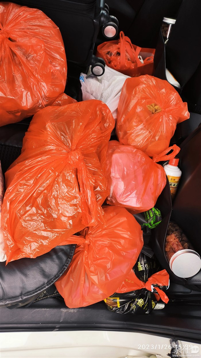 后排座满满的绿色食品，分享赠送给好友们和左邻右舍的邻居。