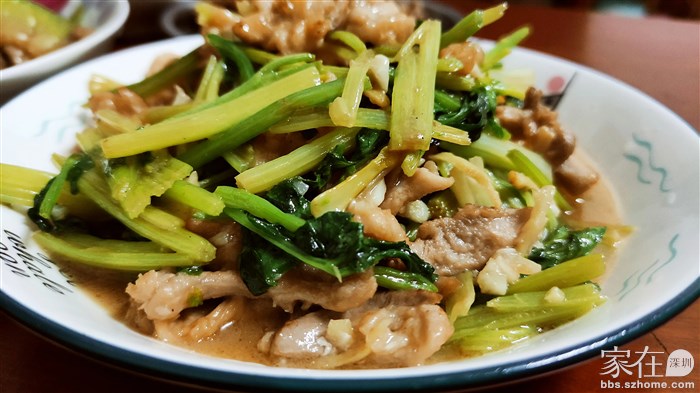 鸡腿肉，鸡胸肉割出来炒着吃(加适量生姜，香芹)