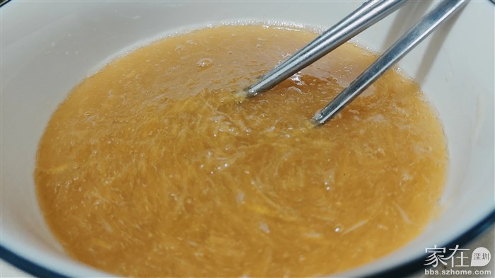 出锅后凉至40℃左右加入适量蜂蜜搅拌均匀，放凉装入玻璃密封罐放入冰箱，味道不错，想喝柠檬蜂蜜茶时随时可喝😂