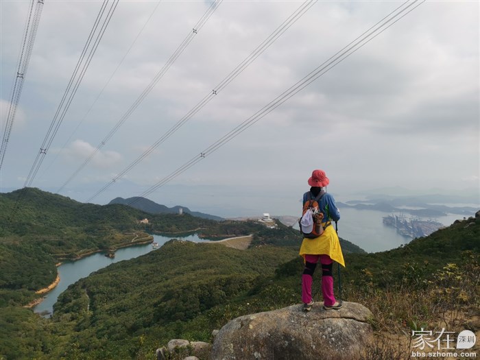 左下方三洲塘水库，去年走过那环库碧道，真不错。 站石头上想的是找时间去吉澳岛换个角度看亚婆地