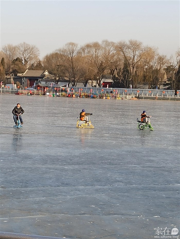 今年除夕的什刹海还是个天然滑冰场。