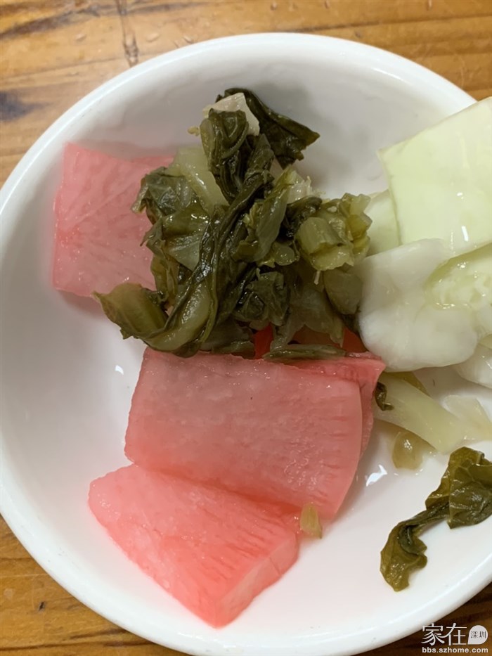 萝卜是红醋泡的