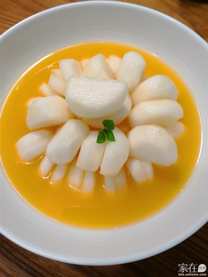 黄金百香果浸马蹄，别开生面，清甜爽脆的马蹄被浓烈的白香果裹挟，这酸爽，不敢想