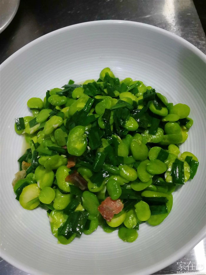 一千多年前，那个雨夜里的春韭，被大诗人保存在诗里，至今还散发着香味。老人说：春韭香，夏韭臭。头茬韭菜炒蚕豆，翠绿的蚕豆、肥嫩的韭菜、几小片农家咸肉提味，哇塞、我想诗人应该也会喜欢这个菜的