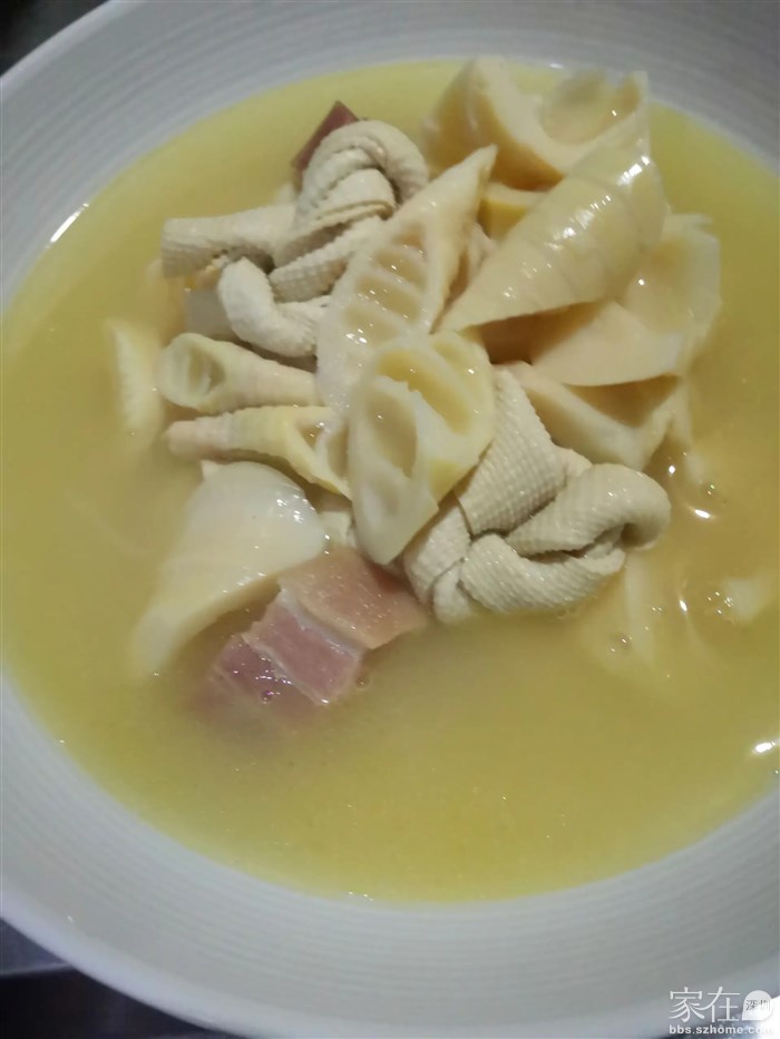 俗话说，留得青山在，不怕没柴烧。留得腊肉在，只为春笋来，腌笃鲜2.0版本，以咸鸡汤打底，这是鲜字的另一种写法