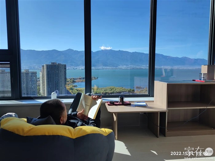 自家窗外的苍山、洱海。