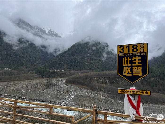 我随口问这4000公里从哪开始算？然后旁边的游客说上海。我无知的回了句，哦，原来这块牌专门给上海过来的同志设的，才有人又说318的起点在上海。