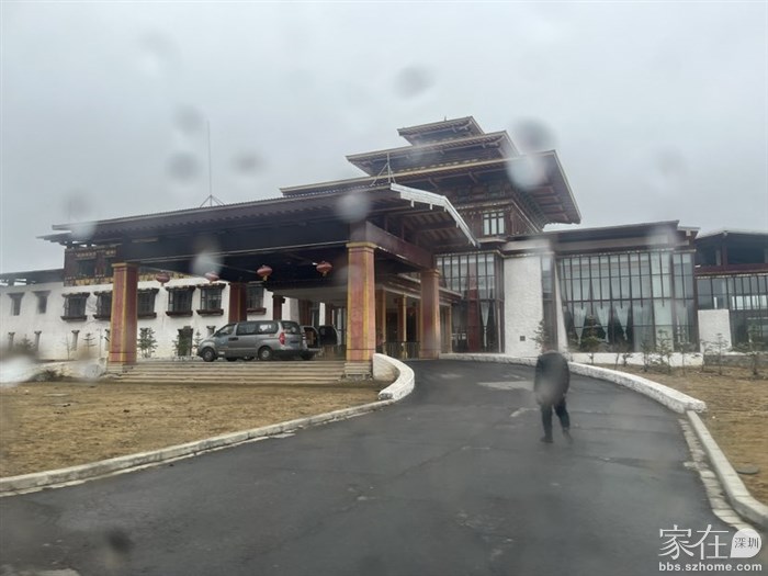 车子启动了才想起给酒店拍个照，师傅说这个酒店是整个5天林芝行程里最好的了。