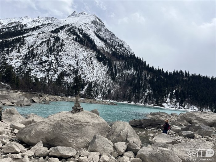 然乌湖的一角，师傅说来古冰川5点半关门，需要尽快。说回来让我们再看看整个的湖。结果回来大家都累了懒的看了。