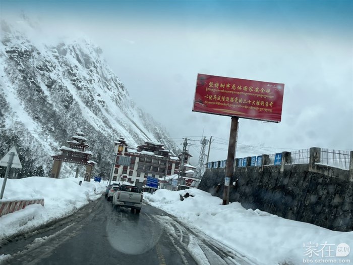 途中碰到一个站需要查身份证。昨天来去来古冰川也是，全部下车查身份证。不过今天没下车。