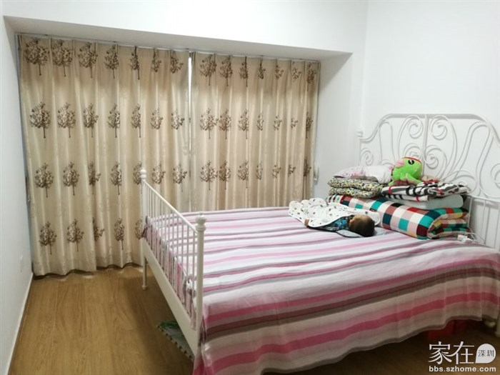 宜家莱尔维克床架，原价999买的，九成新，500出。搭配一张宜家费兰床垫，组合出1200元。床垫原价是2499的。