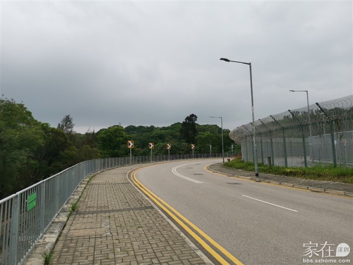 过关后从人行隧道上到路面，这往右走的莲麻坑路是有人行道的