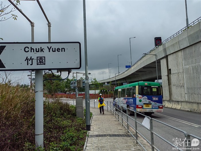 前面过马路从桥底穿过后左转