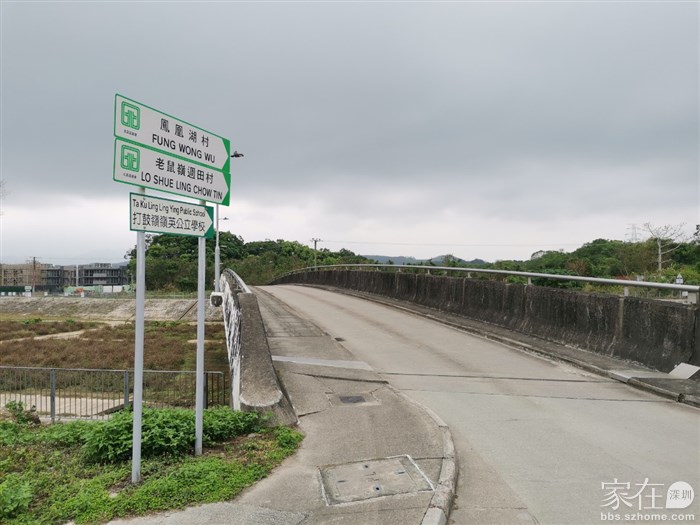 过桥跟岭英公立学校方向走