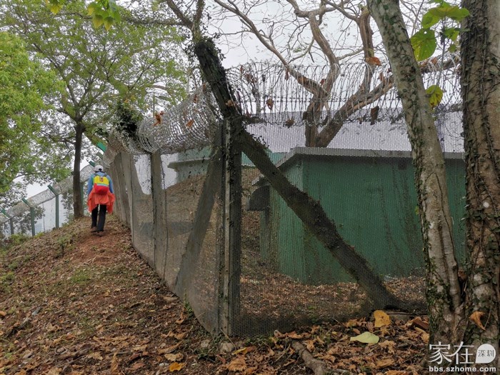 一直走就看到碉堡了，小心沿铁丝网边绕到碉堡正面