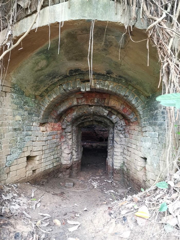 入口很小，要趴下才能进，安全起见，拍张照就离开了