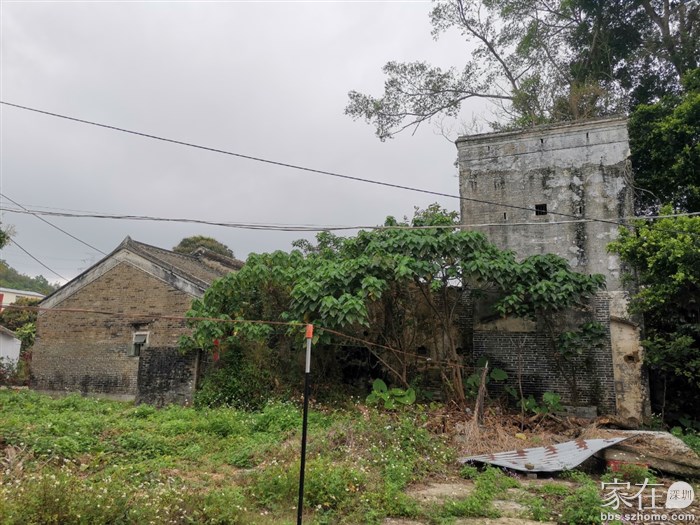 很快就看到炮楼了，进村后，村屋里的狗（被拴在院子里咬不到人）一直在叫，为尽量少打扰到村民，没继续逛，匆匆拍张照就原路返回。