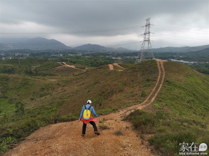 下比上更要小心点，花姐这次聪明了穿的登山鞋，说以后跟我探路要把登山杖也带上，确实探路的行程，一般只定个大概的主线，期间会有很多变数，保证安全前提下喜欢多走走看看。