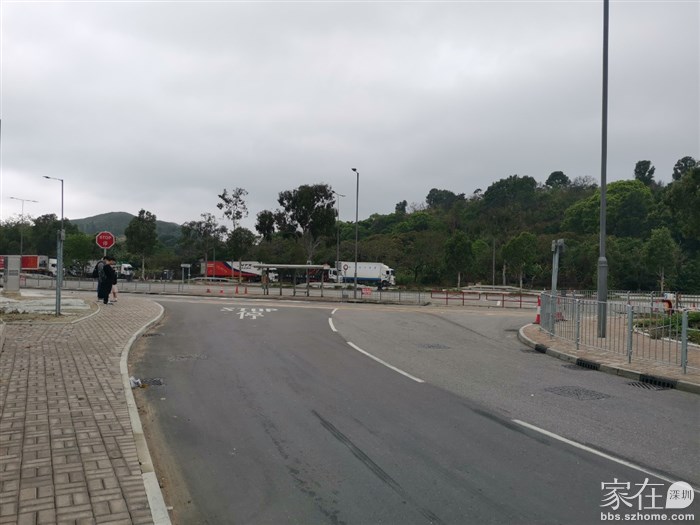 前方横着的就是文锦渡路，左转到巴士总站