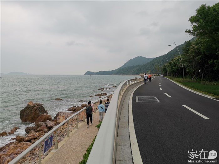 幸好是阴天，如大夏天这路得多晒啊