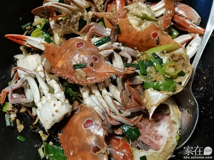 蟹是当天晚上作了宵夜吃，姜葱炒的