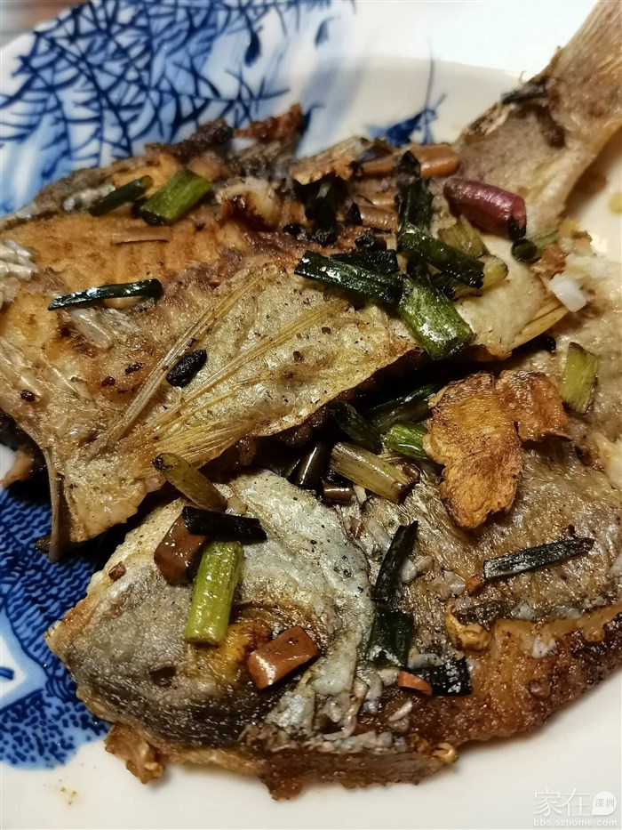 黄立鱼比较大条，就当天开边了一条，用盐腌上，第二天做了老婆最爱吃的酥煎，另外两条就先冻上了