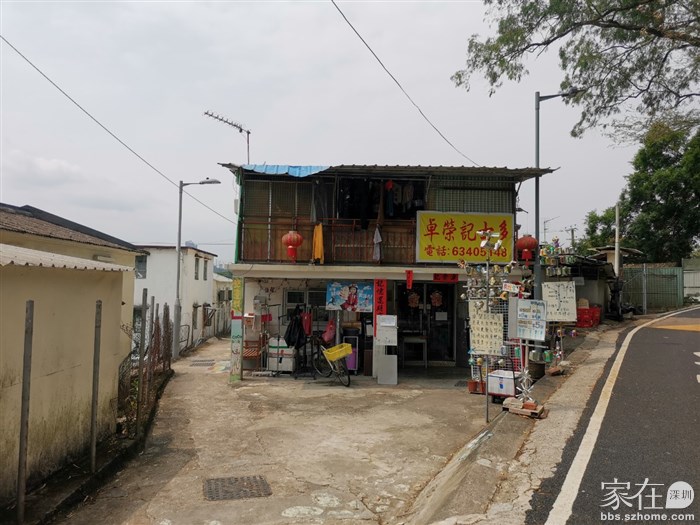 壁画村从卓荣记士多左边进入，逛完后面的景点最后是从右边回来