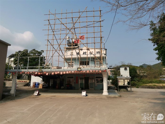 绕到村公所后面就是马路