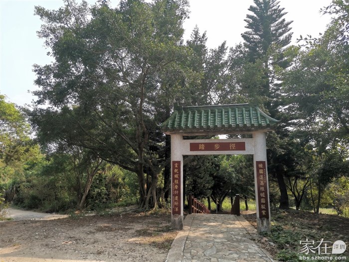 三乡亭左右两边各有一条踏步径，先去右边的看看