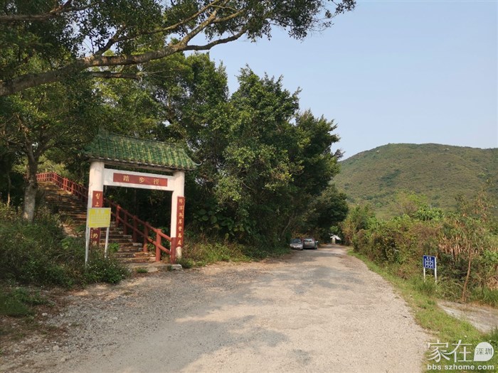 这是左边的踏步径，先上去看看，下来后前行去禾径山村