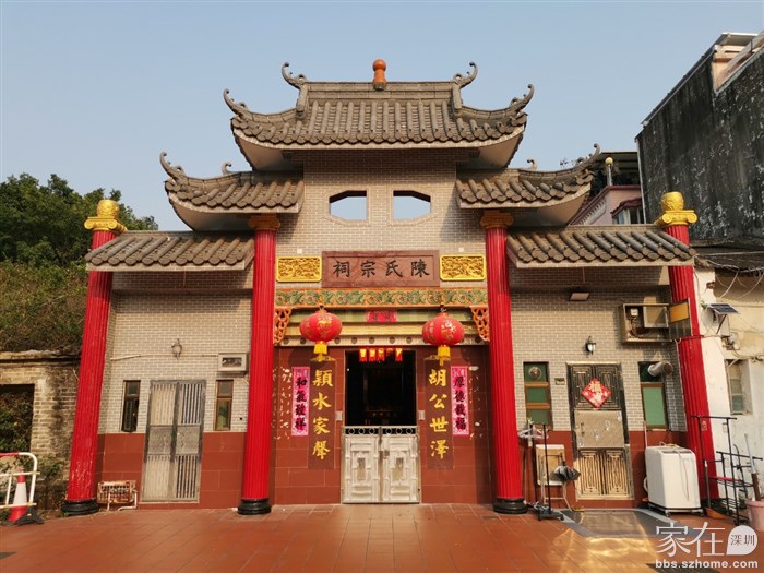 看完古树原路返回村公所，路过陈氏宗祠，沿大道一直走就到九记士多路口有车坐了