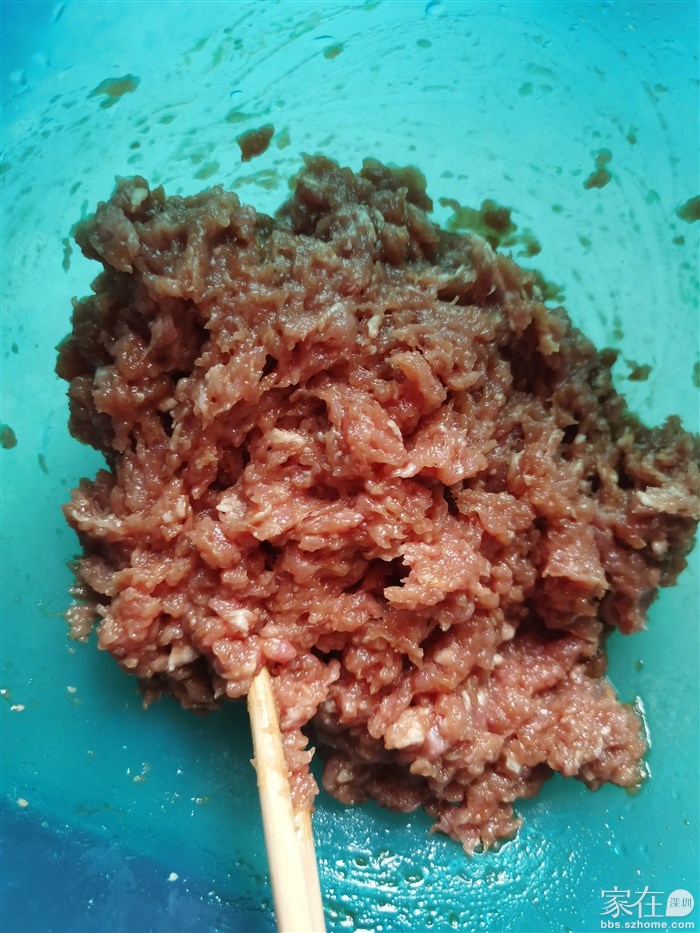 梅头肉剁碎，过程中肉粘刀上可以适当往肉里加点冷水