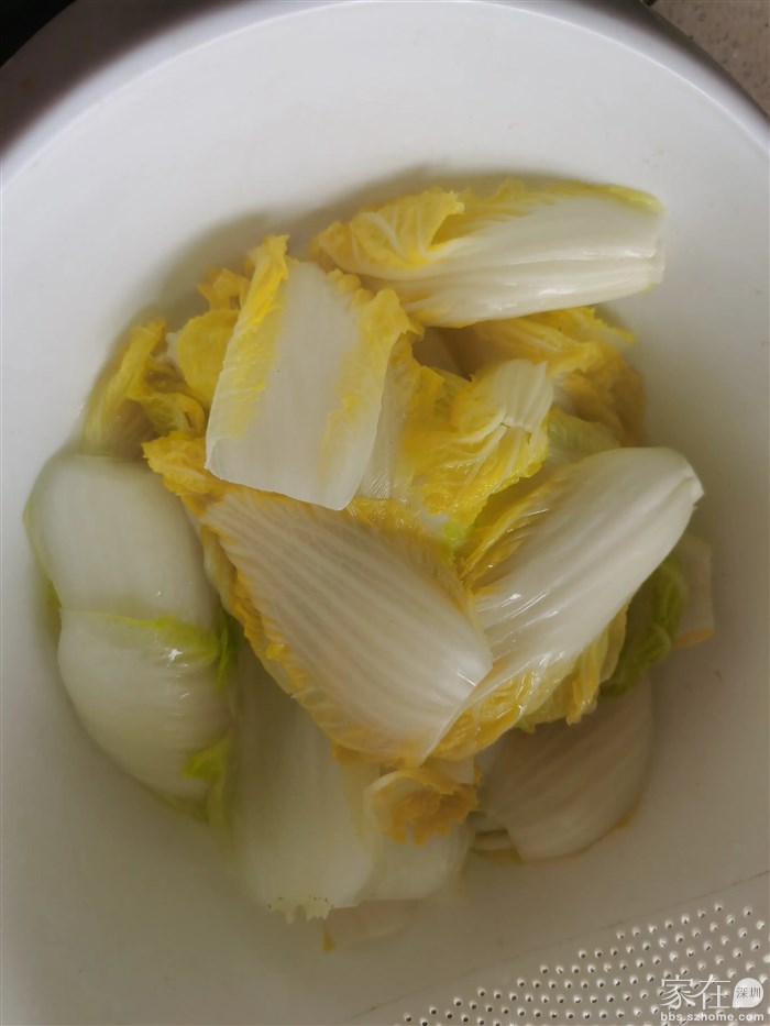 白菜洗净，热水烫一遍后剁碎