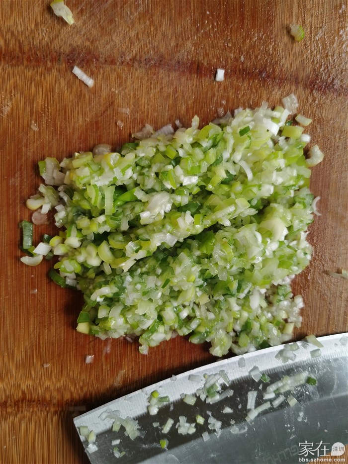 葱花剁碎，可点盐可缓解辣眼睛程度