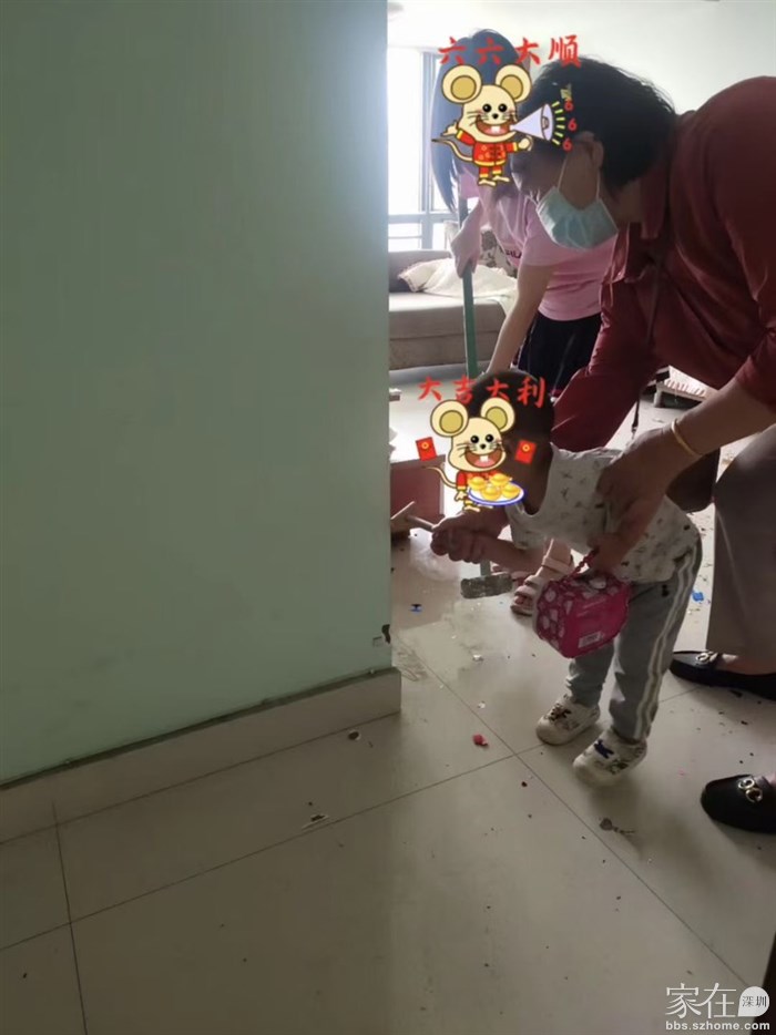 娃爸爸上班抽不开身，只好由小小男子汉代表，用小木锤敲下第一锤啦