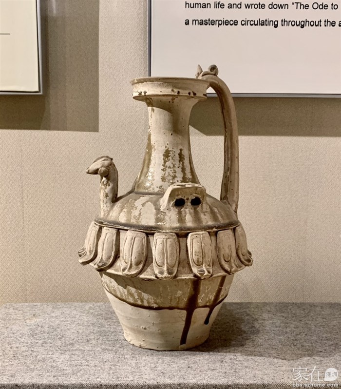 南朝 青釉覆莲鸡首壶