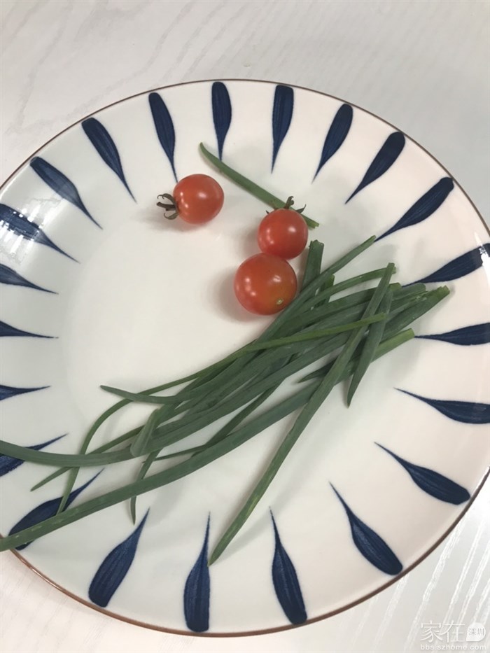 摘点葱煮皮蛋瘦肉粥