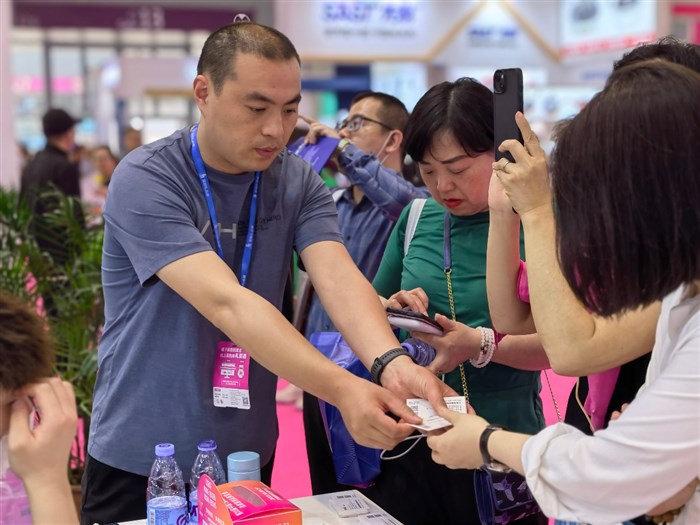 半岛app综合深圳国际礼品展会4天摩飞健康科技产品如潮