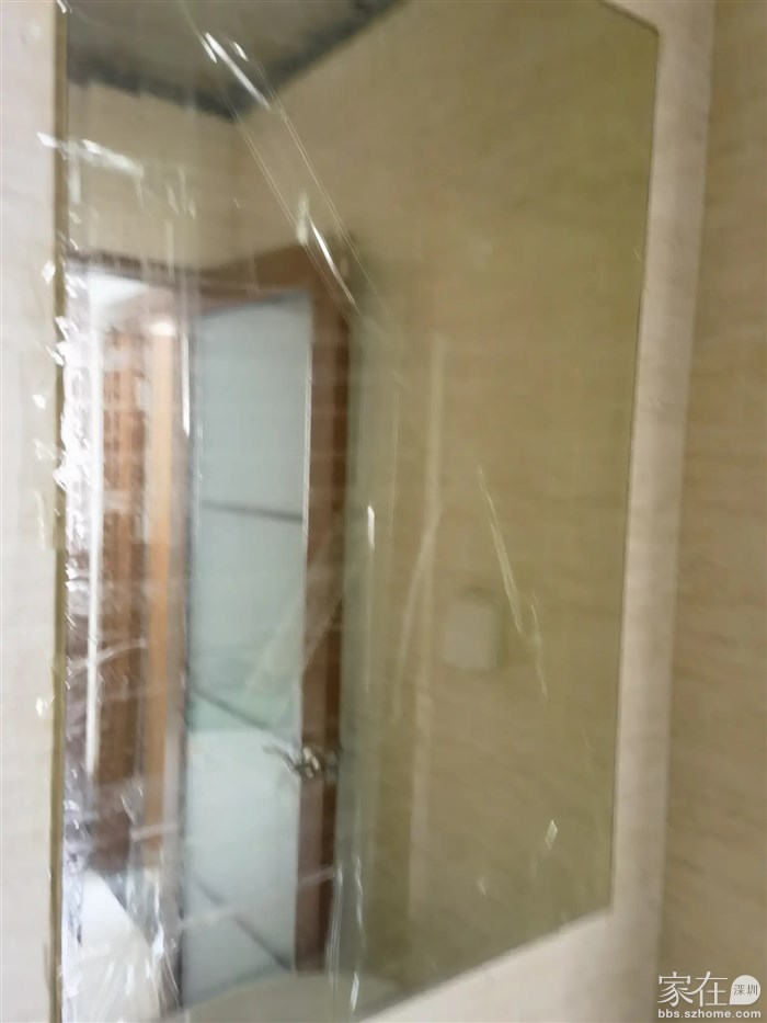 贴满胶带的洗手池镜子