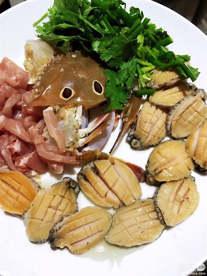 准备海鲜粥的材料