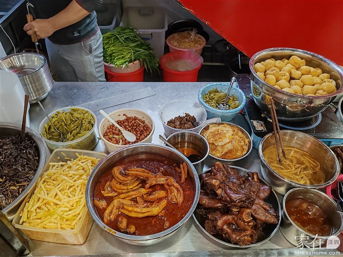 到广西的第一餐，当然是螺蛳粉了。