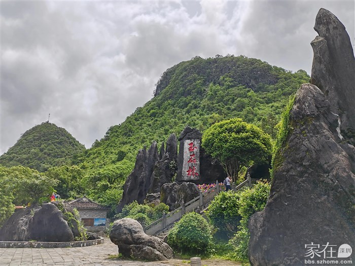 吃完早餐，听当地人说玉石林不错，一看又只有十几公里，马上订票过去玩。