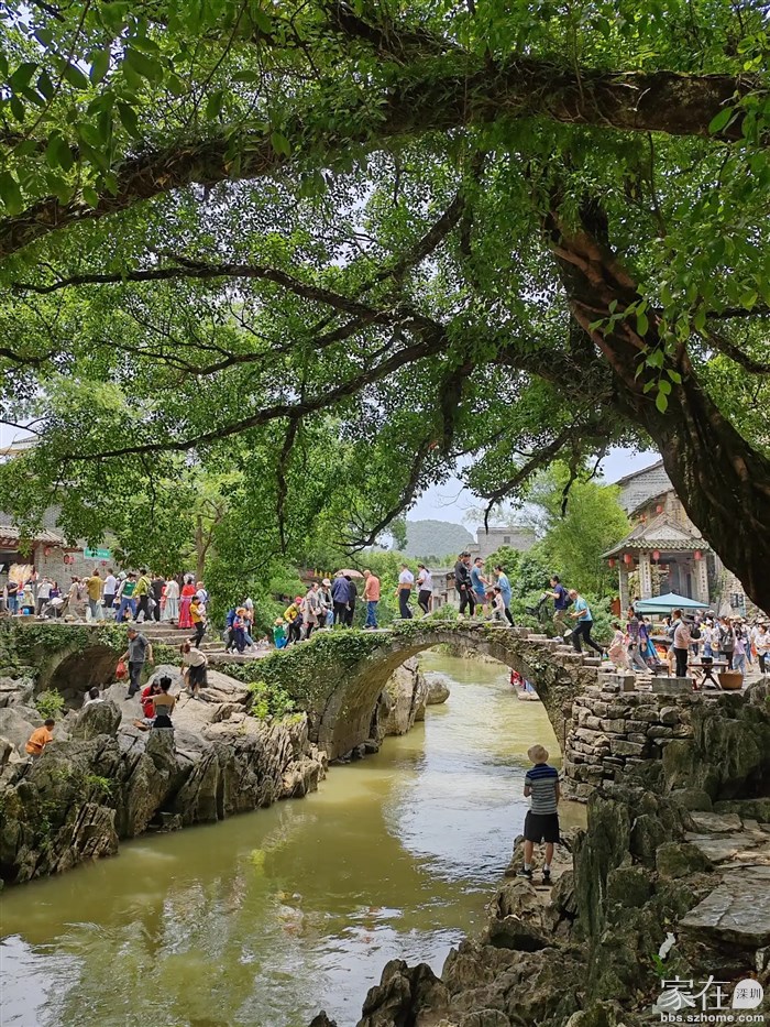 黄姚标志性建筑，桥上拍照的人太多了。想一个人没合影的话7点前😪