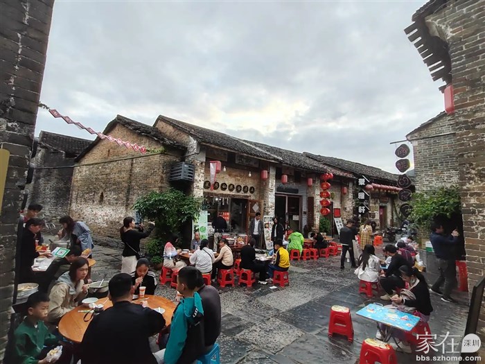 古镇里的人间烟火，挺好的，接地气。