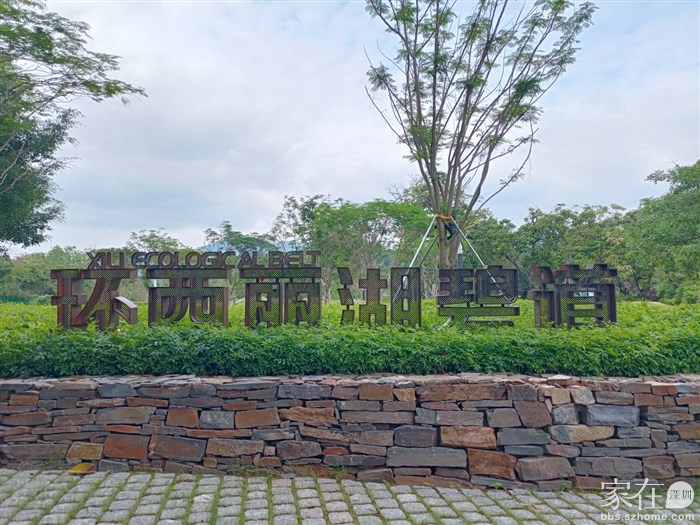 入口处的标志，原“西丽湖度假村”牌坊进来后就能看到，之前这个位置应该是烧烤场的停车位