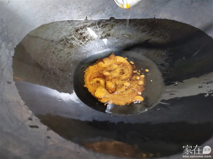 泡沫状后就可以加入食材快速翻炒（火略开大）