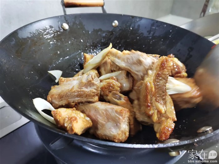 加入食材翻炒