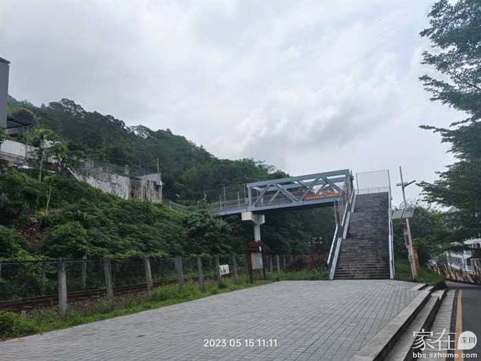 上桥就能看到登山口了